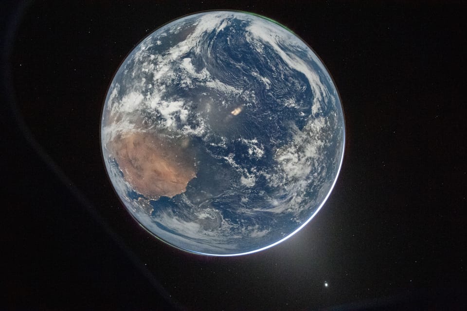 NASA divulga imagens da Terra, com destaque para a beleza azul do planeta